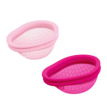 Charger l'image dans la galerie, Coupes menstruelles Ziggy A et B de Intimina sur fond blanc