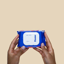 Load image into Gallery viewer, Mains tenant un paquet de 25 lingettes pour le corps de Dame