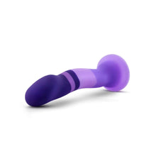 Charger l'image dans la galerie, Dildo violet Purple Rain de Blush Novelties couché sur fond fond