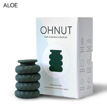 Charger l'image dans la galerie, Anneaux de polymère Ohnut vert aloès avec son emballage sur fond blanc