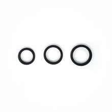 Load image into Gallery viewer, Trois anneaux péniens en PVC noir de Wednesday co. sur fond blanc