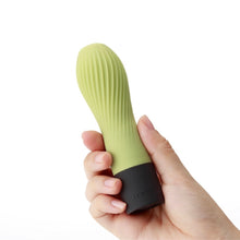 Charger l'image dans la galerie, Main tenant le vibromasseur Zen de Iroha en couleur Matcha sur fond blanc