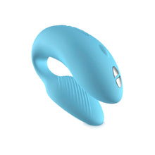 Charger l'image dans la galerie, Vibrateur pour couples bleu clair Chorus de We-Vibe vu de billet sur fond blanc