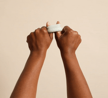 Charger l'image dans la galerie, GIF de deux étirant un anneau de polymère Ohnut