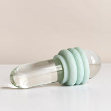 Charger l'image dans la galerie, Anneaux de polymère Ohnut de couleur vert jade sur un dildo en verre