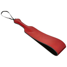 Charger l'image dans la galerie, Tappe-fesse en cuir synthétique rouge vin Saffron de Sportsheets sur fond blanc