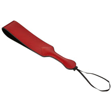 Charger l'image dans la galerie, Tappe-fesse en cuir synthétique rouge vin Saffron de Sportsheets sur fond blanc