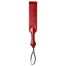 Charger l'image dans la galerie, Tappe-fesse en cuir synthétique rouge vin Saffron de Sportsheets sur fond blanc
