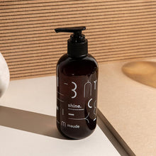 Charger l'image dans la galerie, Lubrifiant à base de silicone Shine de Maude dans un décor chaud aux matières naturelles