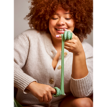 Charger l'image dans la galerie, Femme étirant les larges anneaux de polymère Ohnut vert sauge