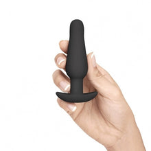 Charger l'image dans la galerie, Main tenant la plus petite plug anale noire de l'ensemble d'initiation au sexe anal par B-Vibe (fond blanc)