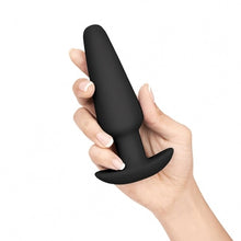 Charger l'image dans la galerie, Main tenant la plus grande plug anale noire de l'ensemble d'initiation au sexe anal par B-Vibe (fond blanc)