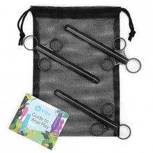 Charger l'image dans la galerie, Trois applicateurs de lubrifiant noir de B-Vibe avec une pochette de rangement en maille noire et un livret d'introduction au sexe anal sur fond blanc