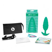 Charger l'image dans la galerie, Plug anale vibrante verte Twist par B-Vibe avec tous ses accessoires et son emballage sur fond blanc
