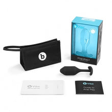 Charger l'image dans la galerie, Plug anale noire Snug 2 par B-Vibe sur fond blanc avec ses accessoires et son emballage