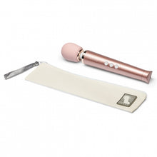 Charger l'image dans la galerie, Wand rose gold avec étui de rangement couleur crème sur fond blanc