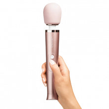 Charger l'image dans la galerie, Wand rose gold dans une main sur fond blanc
