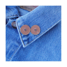 Load image into Gallery viewer, Ensemble de deux épinglettes Coucou Suzette représentant des seins de couleur brune accrochées sur le collet d'une veste en denim