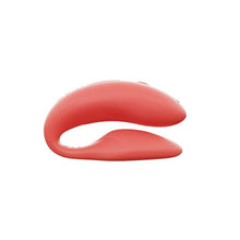 Charger l'image dans la galerie, Vibrateur pour couples corail Chorus de We-Vibe vu de profil sur fond blanc