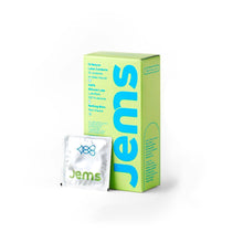 Charger l&#39;image dans la galerie, Préservatif appuyé sur une boîte de douze préservatifs de la marque Jems sur fond blanc
