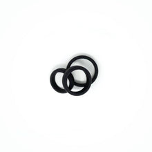 Charger l&#39;image dans la galerie, Trois anneaux péniens en PVC noir de Wednesday co. sur fond blanc
