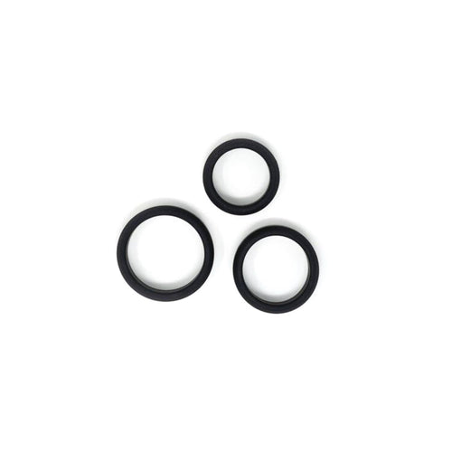 Trois anneaux péniens en PVC noir de Wednesday co. sur fond blanc