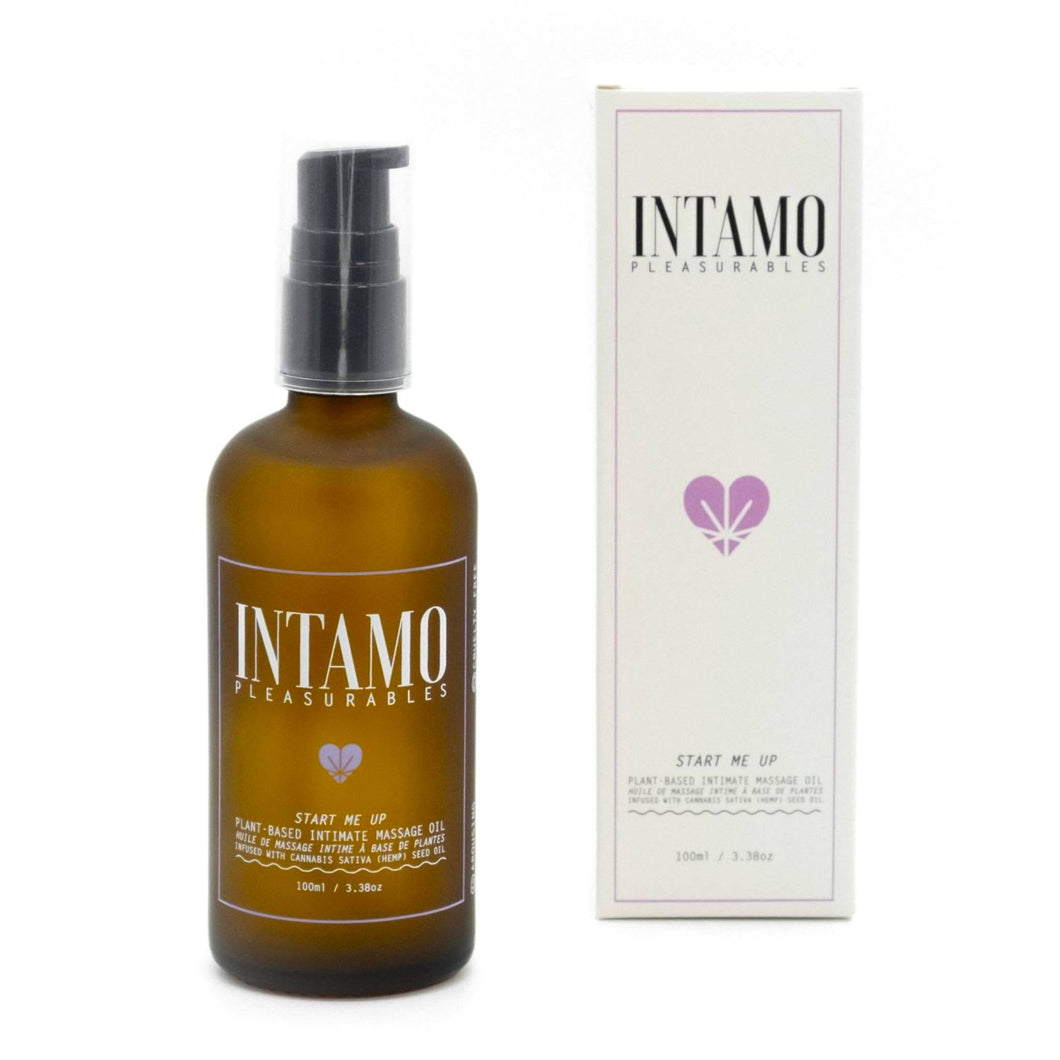 Huile de massage Start Me Up par Intamo avec son emballage sur fond blanc