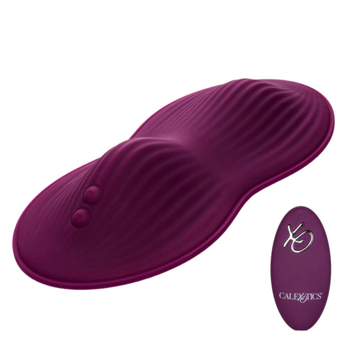 Vibromasseur violet foncé Lust de Calexotics avec sa télécommande sur fond blanc