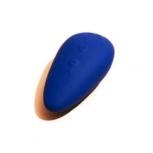 Load image into Gallery viewer, Vibrateur à succion Mini Coco bleu de la marque Puissante sur fond blanc

