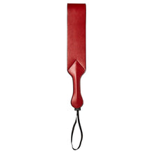 Charger l&#39;image dans la galerie, Tappe-fesse en cuir synthétique rouge vin Saffron de Sportsheets sur fond blanc
