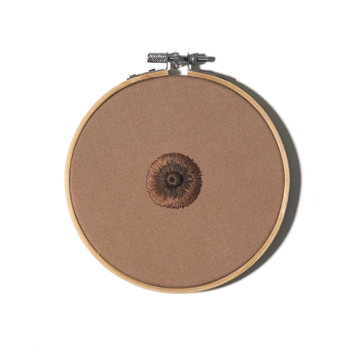 Broderie de mamelon en 3D de couleur de peau moyenne sur fond blanc