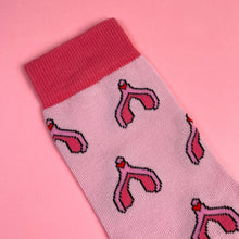 Charger l&#39;image dans la galerie, Détail des chausettes Coucou Suzette roses avec des clitoris sur fond rose

