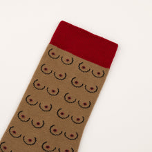 Charger l&#39;image dans la galerie, Détail des chaussettes brunes et rouge vin Coucou Suzette couvertes de paires de seins sur fond blanc
