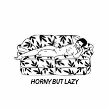 Load image into Gallery viewer, Affiche en noir et blanc d&#39;une femme nue étendue sur un sofa avec l&#39;inscription &quot;Horny But Lazy&quot;
