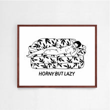 Charger l&#39;image dans la galerie, Affiche en noir et blanc encadrée illustrant une femme nue étendue sur un sofa avec l&#39;inscription &quot;Horny But Lazy&quot;
