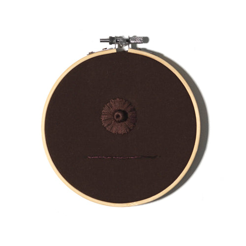 Broderie de mamelon avec mastectomie en 3D de couleur de peau foncée sur fond blanc