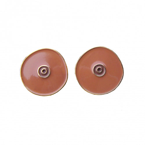 Ensemble de deux épinglettes Coucou Suzette représentant des seins de couleur brune sur fond blanc