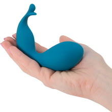 Load image into Gallery viewer, Vibrateur à double stimulation bleu Swan Kiss Squeeze dans la paume d&#39;une main sur fond blanc
