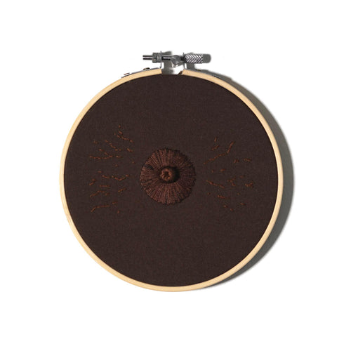 Broderie de mamelon avec vergetures en 3D de couleur de peau foncée sur fond blanc